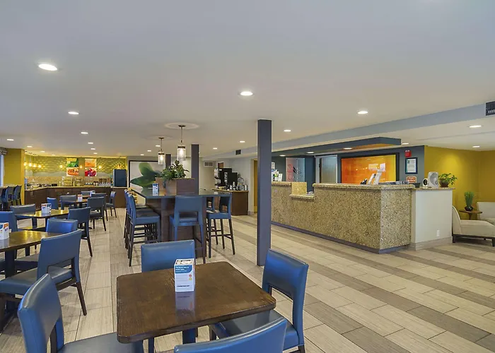 Quality North I-17 Hotel 3*