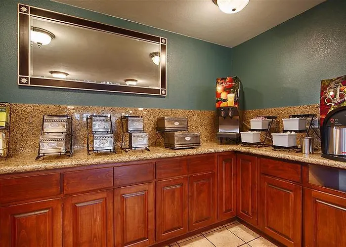 Quality North I-17 Hotel 3*