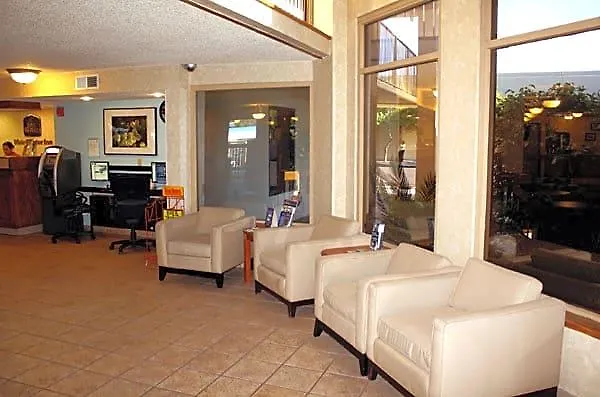 Quality North I-17 Hotel 3*